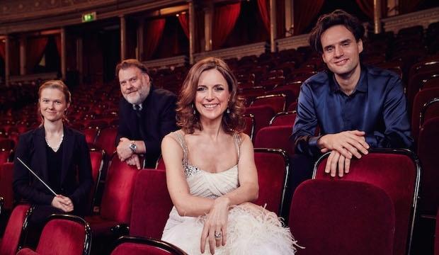 BBC Proms 2016: Mirga Gražinytė-Tyla, Bryn Terfel, Katie Derham, Leonard Elschenbroich, photo par Jonathan Ford