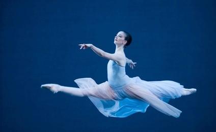 Lauren Cuthbertson in Serenade © ROH / Johan Persson 2009