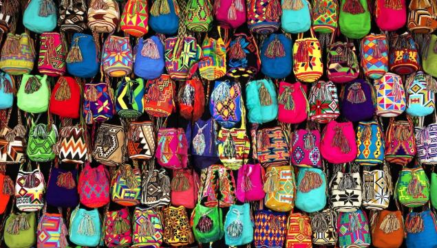 Liu Bolin: Hiding in Colombia - Mochilas