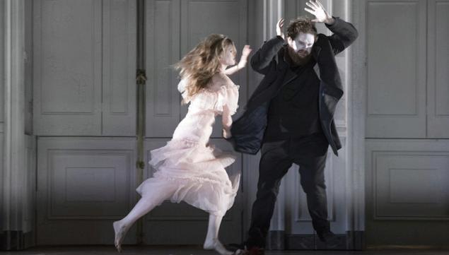 Barbara Hannigan (Ophelia) sets upon Allan Clayton in the title role of Glyndebourne's Hamlet. Photo: Richard Hubert Smith