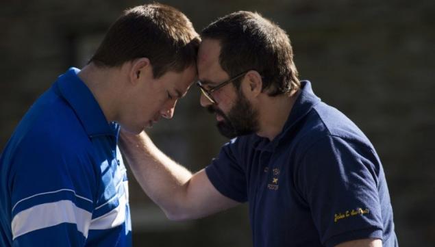 Still of Mark Ruffalo and Channing Tatum in Foxcatcher (2014)