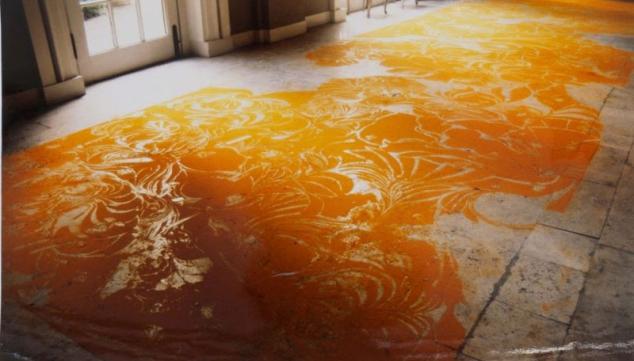 Shelagh Wakely, Curcuma sul travertine, 1991 Loose tumeric powder. Courtesy ROOM Artspace