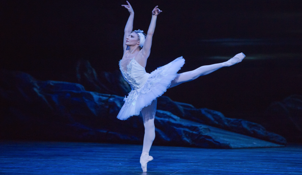 Alina Cojucaro in ENB's Swan Lake, photo ASH