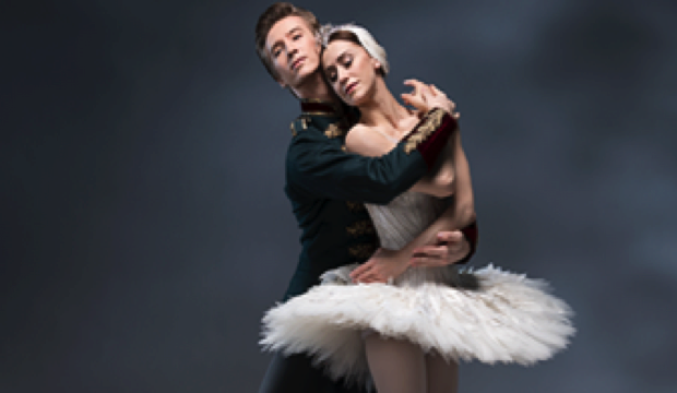 RB Marianela Nuñez & Vadim Muntagirov, Swan Lake, photo Bill Cooper