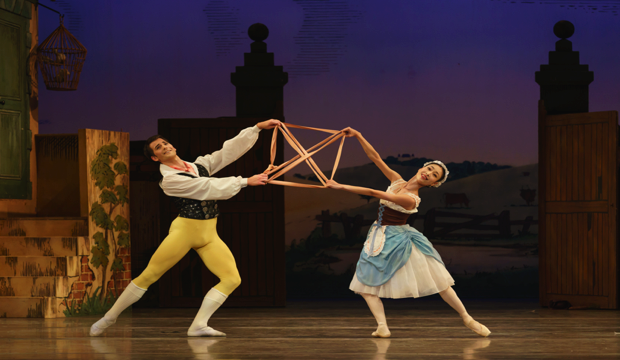 BRB, Momoko Hirata as Lise, Mathias Dingman as Colas, photo Bill Cooper