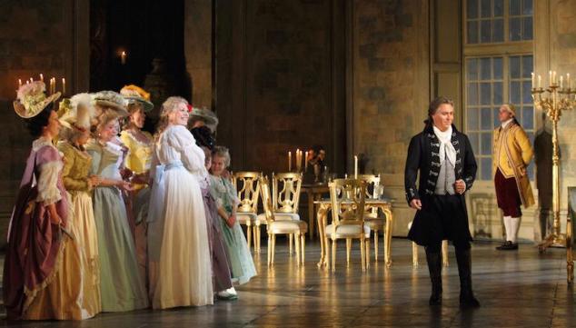 Sondra Radvanovsky as Maddalena is entertained by Roberto Alagna's poet Andrea. Photo: Catherine Ashmore