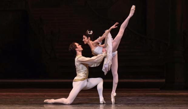 The Sleeping Beauty, Yasmine Naghdi as Aurora, Matthew Ball as Florimund (c) ROH Bill Cooper 2017