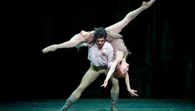 Federico Bonelli as Des Grieux and Marianela Nunez as Manon Lescaut (c) ROH2014. Photo by Alice Pennefeather