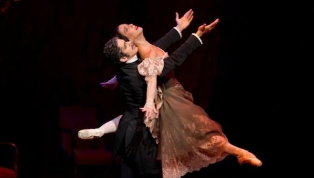 ©ROH / Bill Cooper, Laura Morera as Tatiana, and Federico Bonelli as Onegin in Onegin