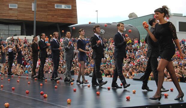 Gandini Juggling, Smashed. Photo: Erik Frings