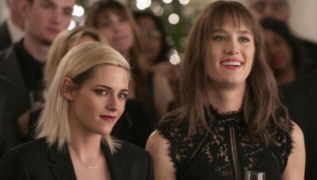 Kristen Stewart and Mackenzie Davis in Happiest Season (Photo: eOne/Panther)