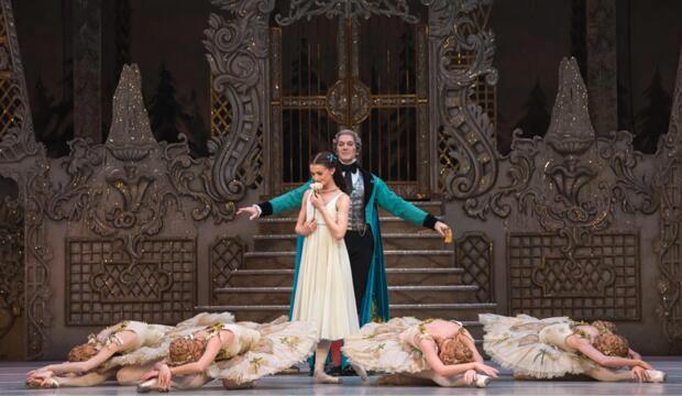 Anna Rose O'Sullivan, Gary Avis and artists of The Royal Ballet in The Nutcracker © ROH 2018 Alastair Muir