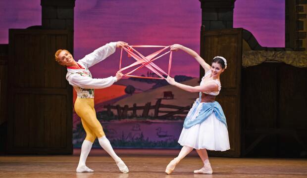 Natalia Osipova as Lise, Steven McRae as Colas in La Fille Mal Gardée © ROH 2015 Tristram Kenton