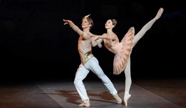 Maia Makhateli and Daniil Simkin in Le Corsaire. Photo: Jack Devant