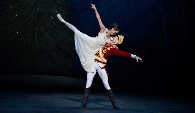 Erina Takahashi and Aitor Arrieta in ENB's Nutcracker © Laurent Liotardo