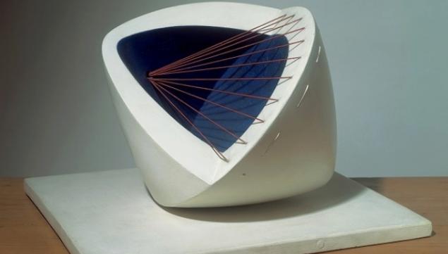 Barbara Hepworth, Sculpture with Colour (Deep Blue and Red) (6) 1943 © The Hepworth Estate