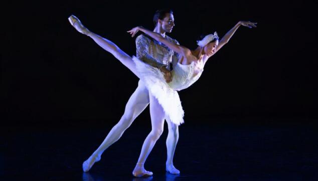 Sangeun Lee & Gareth Haw in the White Swan Pas de Deux.  Photo: Deborah Jaffe