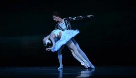 State Ballet of Georgia, Swan Lake.  Dancers Nino Samadashvili & Oleg Ligai.  Photo: Sasha Gusov