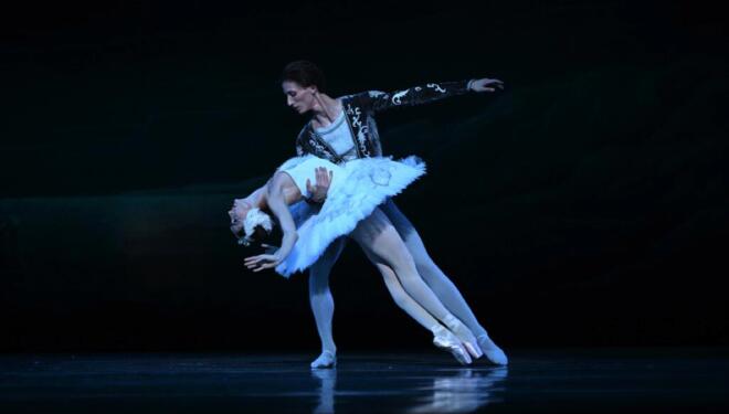 State Ballet of Georgia, Swan Lake.  Dancers Nino Samadashvili & Oleg Ligai.  Photo: Sasha Gusov