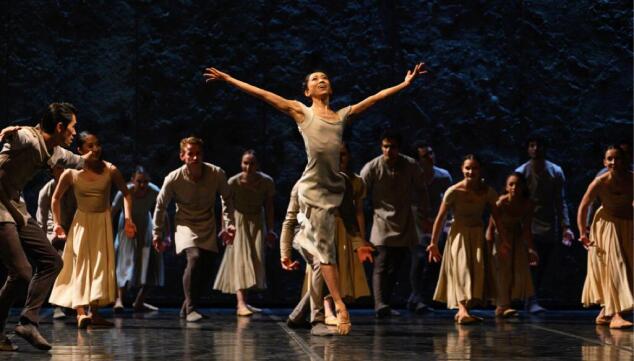 Erina Takahashi and artists of English National Ballet in Akram Khan's Giselle © Laurent Liotardo