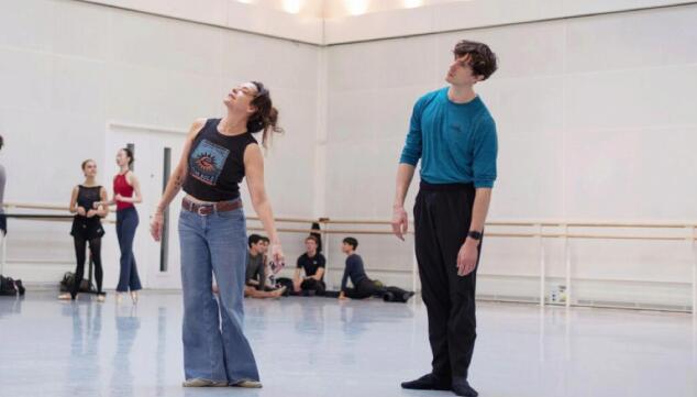 Pam Tanowitz & William Bracewell in rehearsal for Or Forevermore © 2024 ROH Photo: Andrej Uspenski