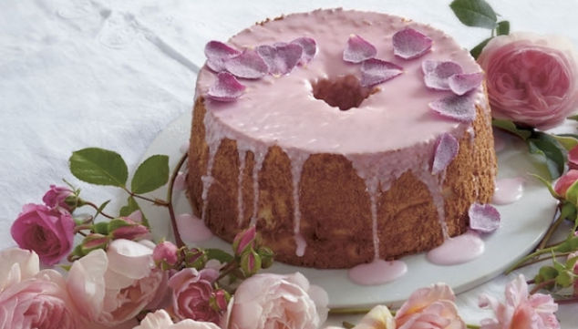 Cake Recipe: angel cake with rose, Photography ©Tessa Traegar