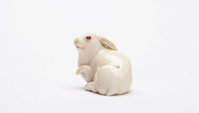 Edmund de Waal, The Hare with Amber Eyes  c.1880 signed Masatoshi, L. Osaka. Almost certainly by the Masatoshi known as Sawaki Rizo, Photographer: Michael Harvey