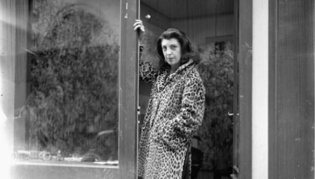 Iris Clert in her gallery doorway at 3 rue des Beaux-Arts, Paris, France, c.1955. Photo:The John Deakin Archive/Getty Images, Frieze Masters Regent's Park