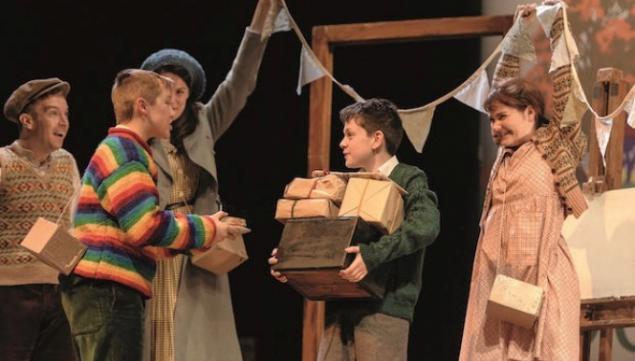 OLIVER LOADES (ZACH) ALEX TAYLOR-MCDOWALL (WILLIAM) AND ENSEMBLE IN GOODNIGHT MISTER TOM 2015 CREDIT DAN TSANTILIS